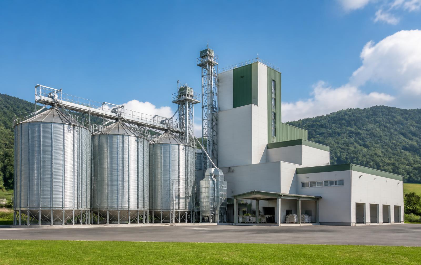 Nhà máy sản xuất thức ăn chăn nuôi Livabin với hệ thống silo thép